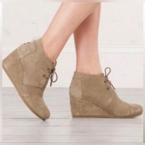 Toms Kala Faux Suede Wedge Heel Lace Up Ankle Bootie Tan Taupe Womens Size 9